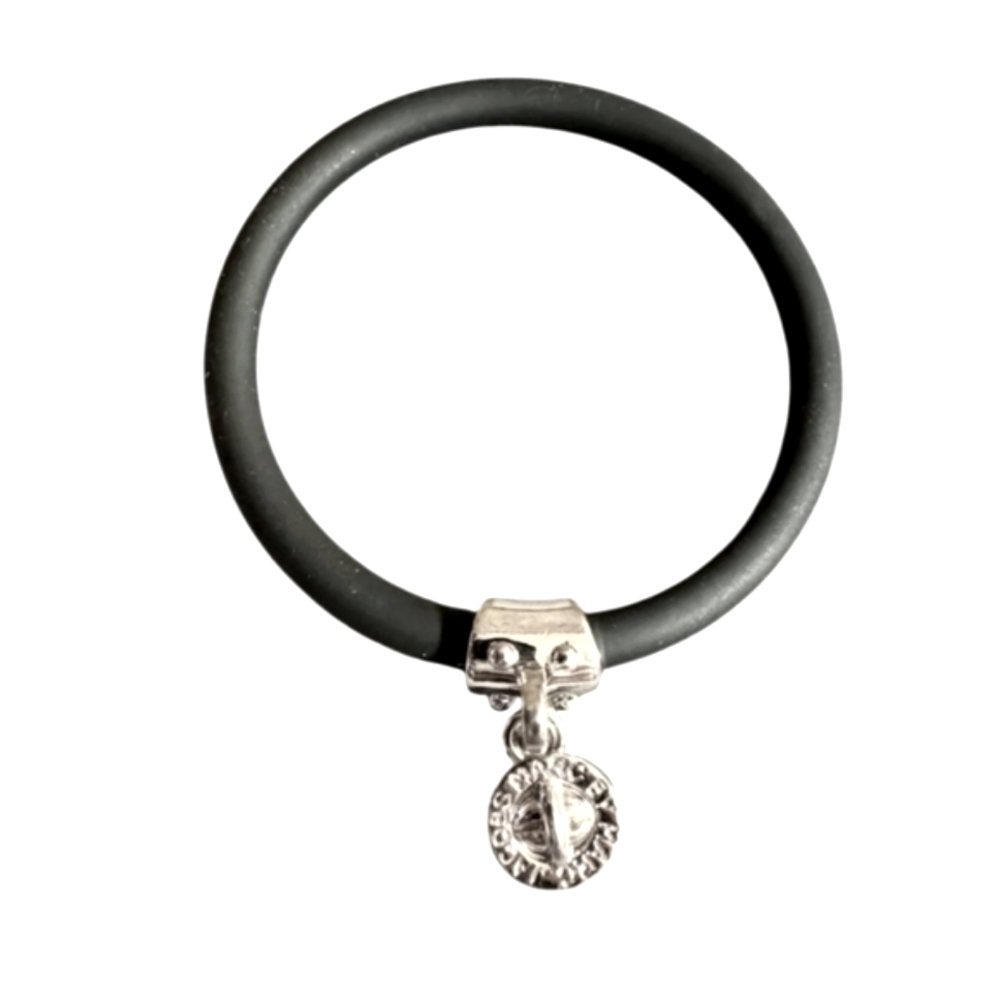 MARC BY MARC JACOBS NWT BLACK SILICONE BRACELET WITH SILVER HARDWARE.